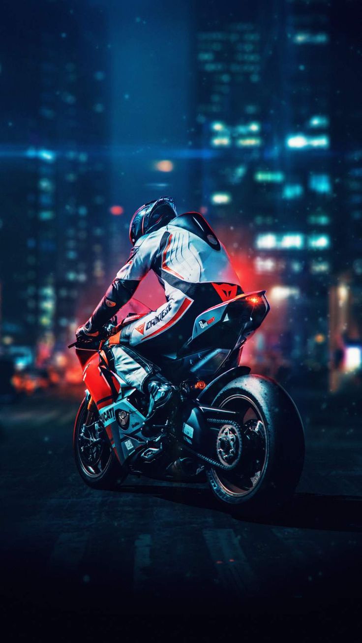 Motociclista en una ciudad iluminada