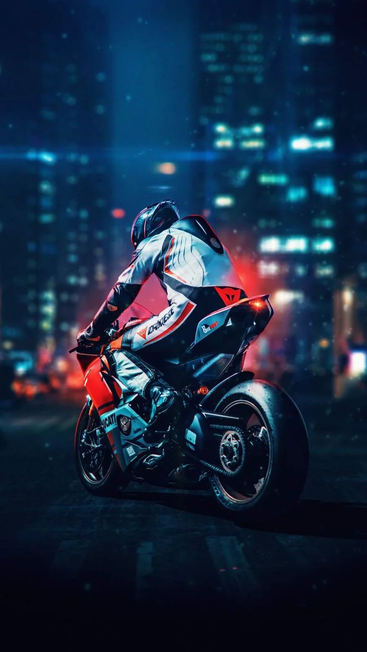 Motociclista de Sabino's MotorCycles en la ciudad